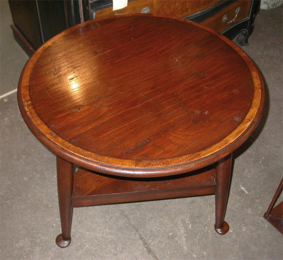 Banded Oak Cricket Table with Shelf In Good Condition For Sale In Bridgehampton, NY