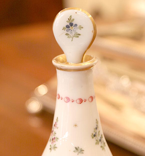 Pair of Hand-Painted Louis XVI Period Opaline Decanters In Good Condition For Sale In New Orleans, LA