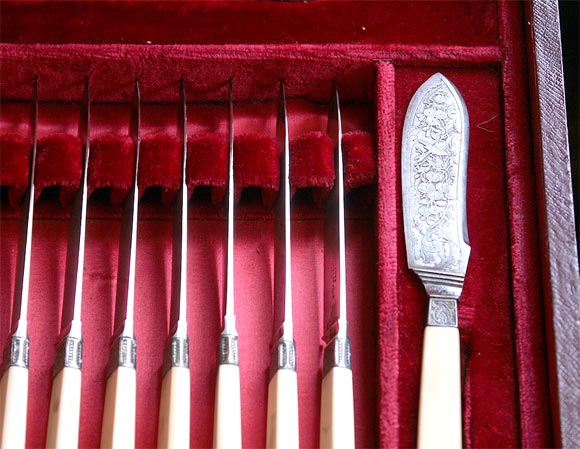 Schachtel mit Messern und Servierbesteck aus Elfenbein 1