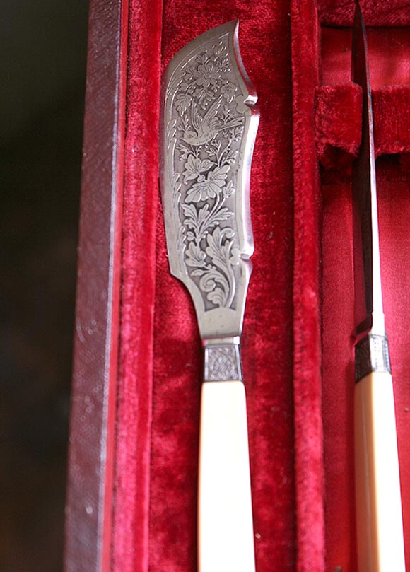 Schachtel mit Messern und Servierbesteck aus Elfenbein 2