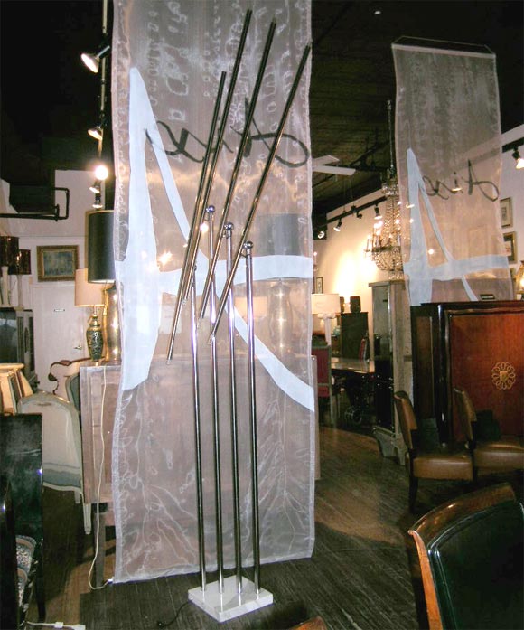 Dramatic floor lamp signed by Charles Eames,<br />
chrome and marble base.
