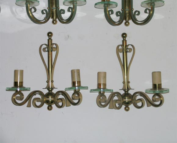 Pair of deco wall sconces, Travail Francais, 1940s. Gilt and green patinated bronze with circular glass shades.