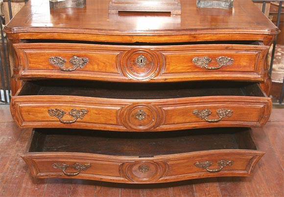 Commodo di forma splendida con una bella patina