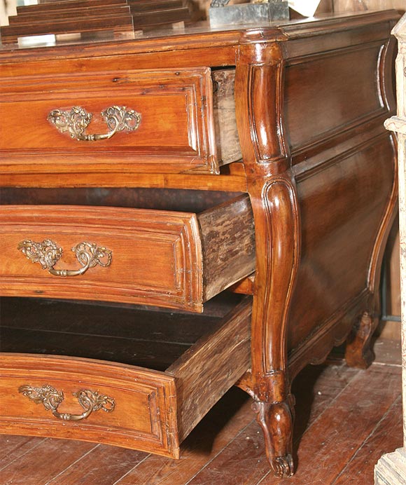 Francese XVIII sec. Commode in noce in vendita