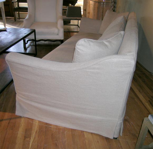 Contemporary Belgian sofa covered in washable linen slipcover For Sale