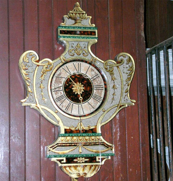 Horloge électrique peinte à l'envers avec des chiffres romains dans un motif vert, or, crème et tortue. 
.