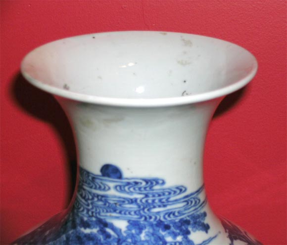 Blue and White Chinese Porcelain Vase In Good Condition In New York, NY