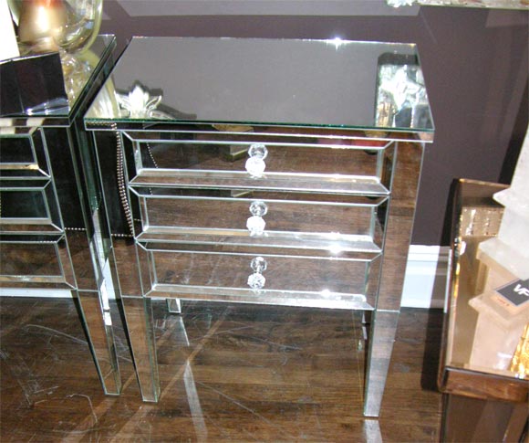 Paire de tables de nuit modernes néoclassiques à 3 tiroirs en miroir biseauté. La personnalisation est possible dans différentes tailles, finitions et quincailleries.