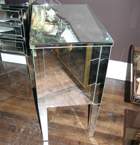 Américain Paire de tables de nuit modernes néoclassiques à 3 tiroirs et miroir biseauté en vente