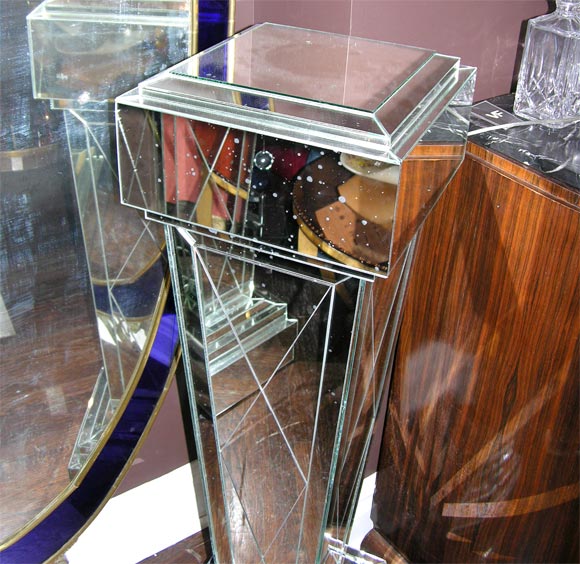 mirrored column pedestal