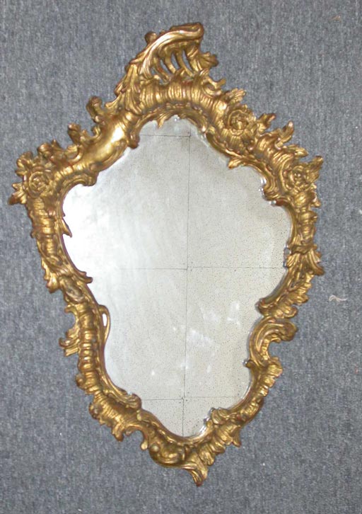 fein geschnitzter Holzspiegel. Luis XV-Stil