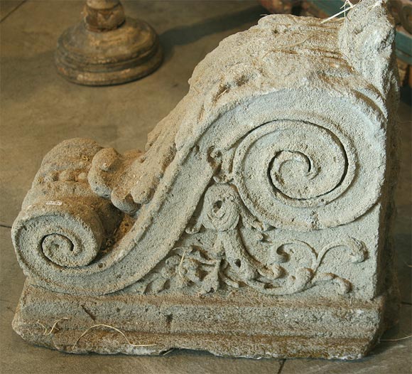 Supports en pierre sculptée