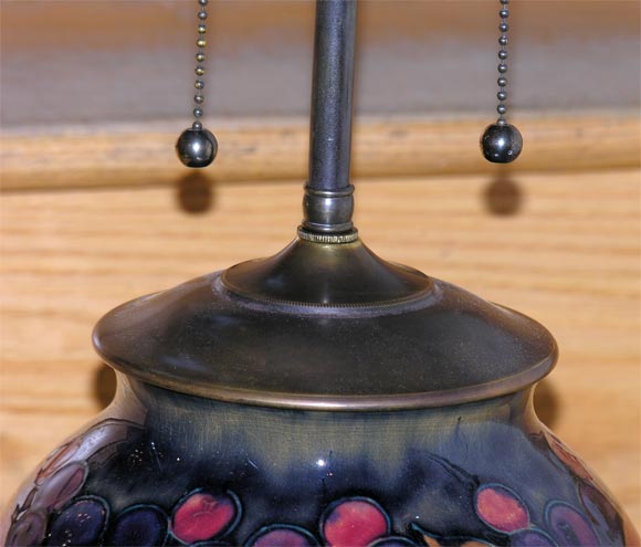 Single Moorcroft table lamp In Excellent Condition In New York, NY