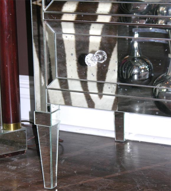 Cómoda neoclásica moderna de 4 cajones con espejo Moderno en venta