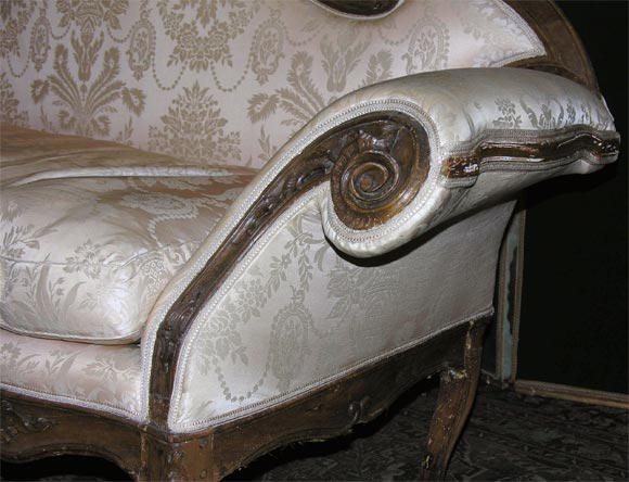 Venetian 18th Century Rococo Walnut  Settee For Sale 2