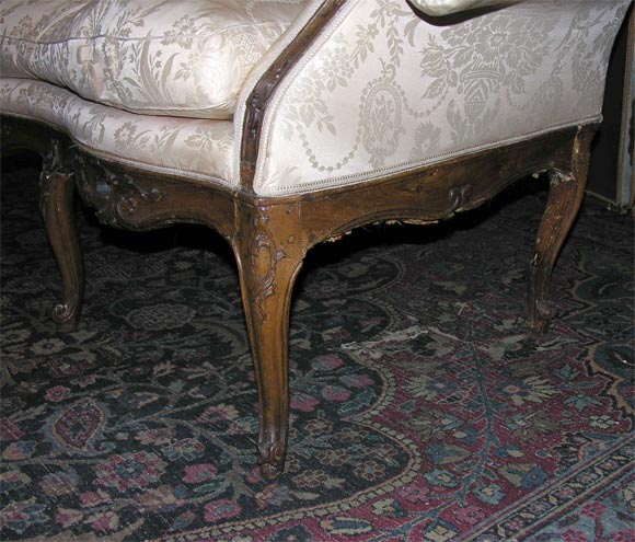 Venetian 18th Century Rococo Walnut  Settee For Sale 4