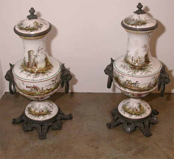 Pair of porcelaine urns
