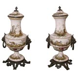 Pair of porcelaine urns