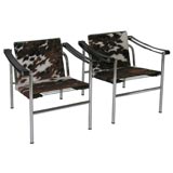 Le Corbusier busculant chairs