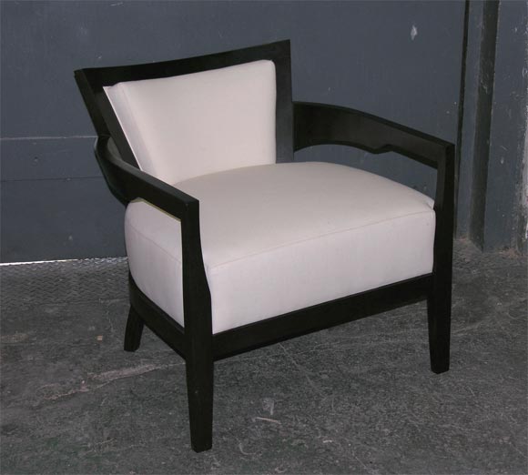 Unknown Black lacquer arm chair in white leather For Sale