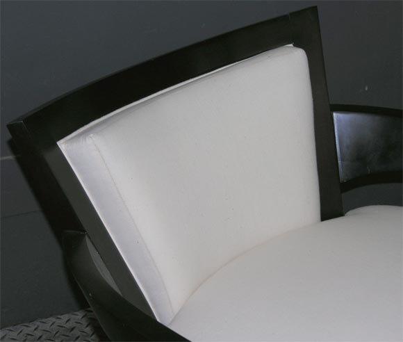 Black lacquer arm chair in white leather In Excellent Condition For Sale In Bronx, NY