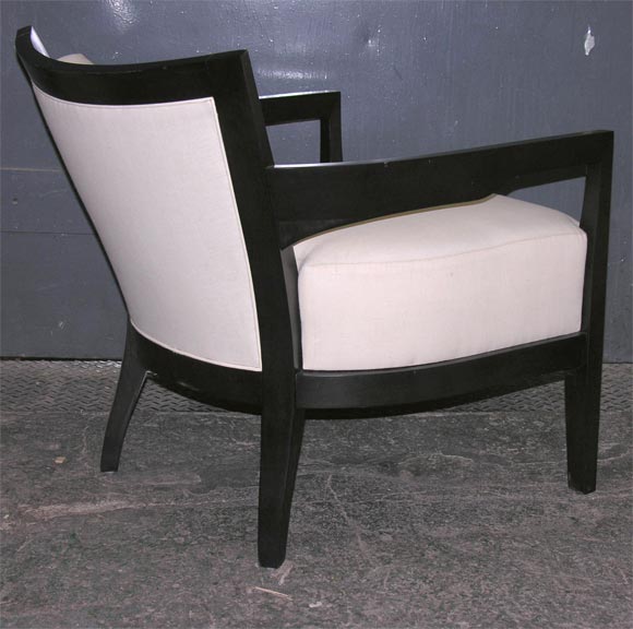 Black lacquer arm chair in white leather For Sale 1
