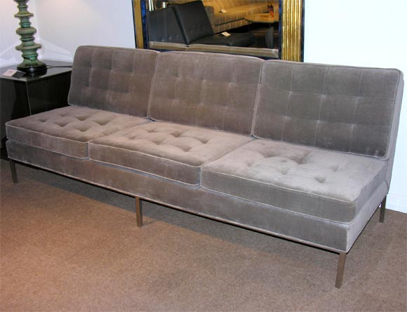 3-Seater armless sofa with base in polished steel designed by Florence Knoll for Knoll, American 1960’s (signed on bottom)<br />
Reupholstered in gray velvet