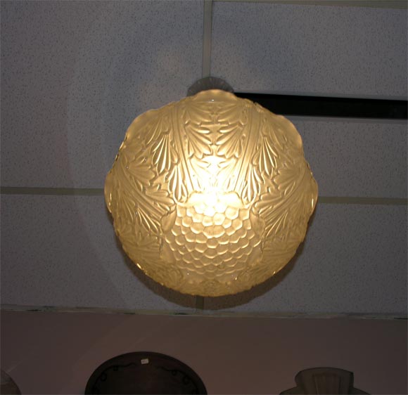 Lustre français Grosse Boule Champs Elysees de René Lalique Excellent état - En vente à Bridgewater, CT