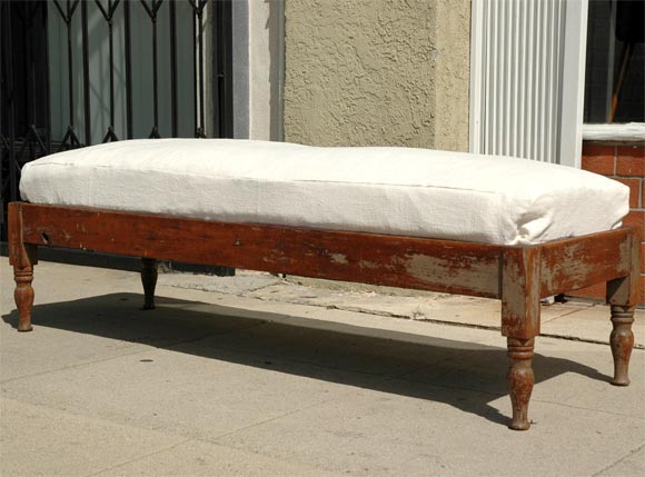 19THC ORIGINAL PAINTED EARLY NEW  ENGLAND DAY BED WITH LINEN
