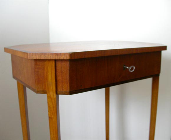 Occasional Table In Good Condition For Sale In Culver City, CA