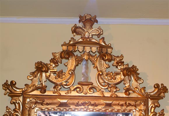 Baroque Fine Giltwood 18th Century Venetian Mirror For Sale