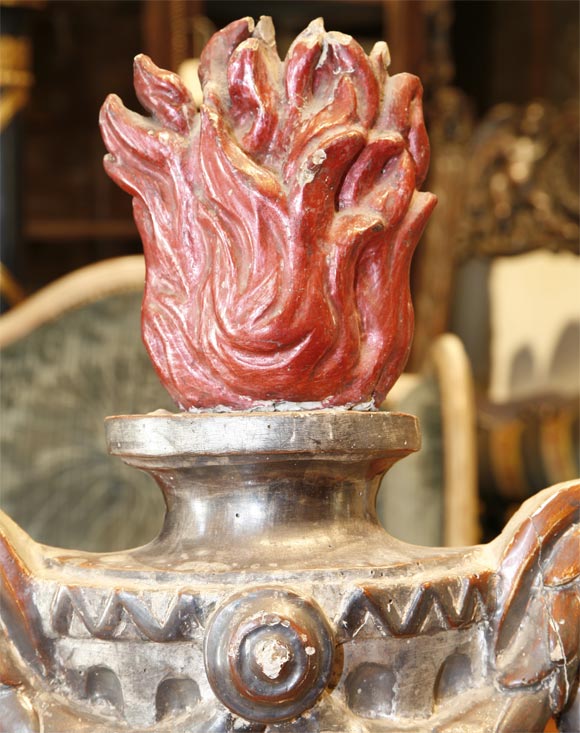Pair of Italian Giltwood and Polychrome Flaming Urns In Good Condition For Sale In Natchez, MS