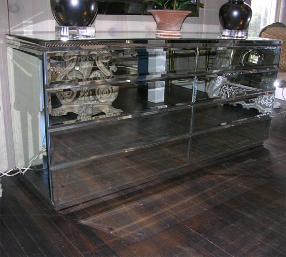 Elegant 8-Drawer Mirrored Dresser