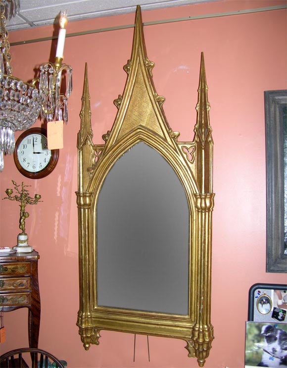 Miroir gothique en bois sculpté et doré