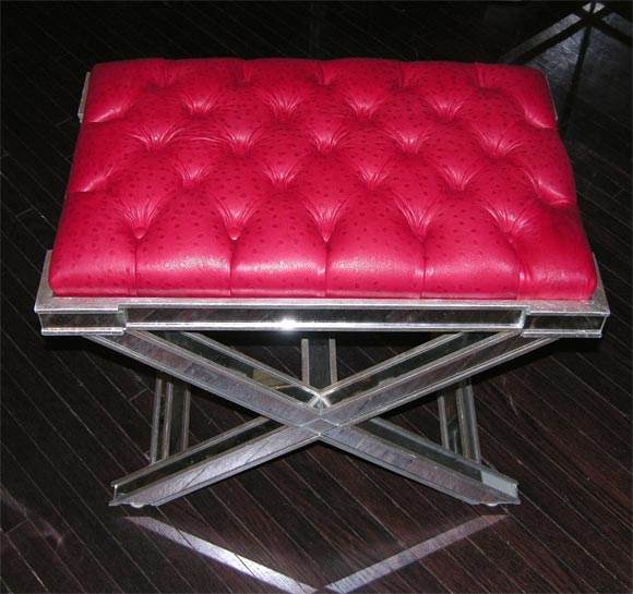 Ein Paar verspiegelte X-Band-Stühle mit Silberbesatz und rotem getuftetem Lederaufsatz (Hollywood Regency) im Angebot