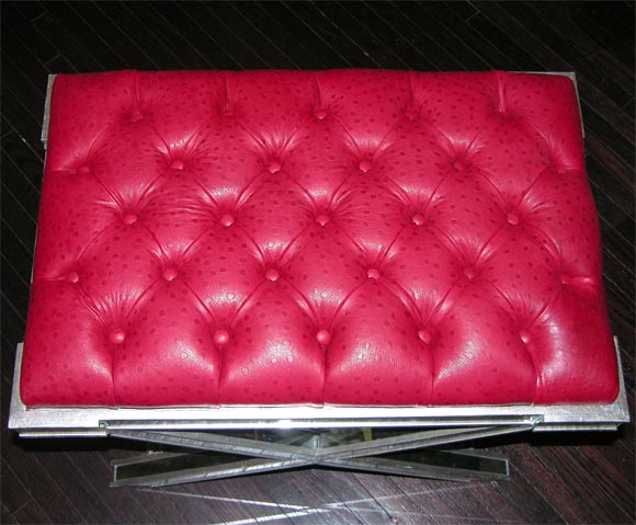 Americano Coppia di panche a X con finiture argentate e piano in pelle rossa con inserti in metallo in vendita