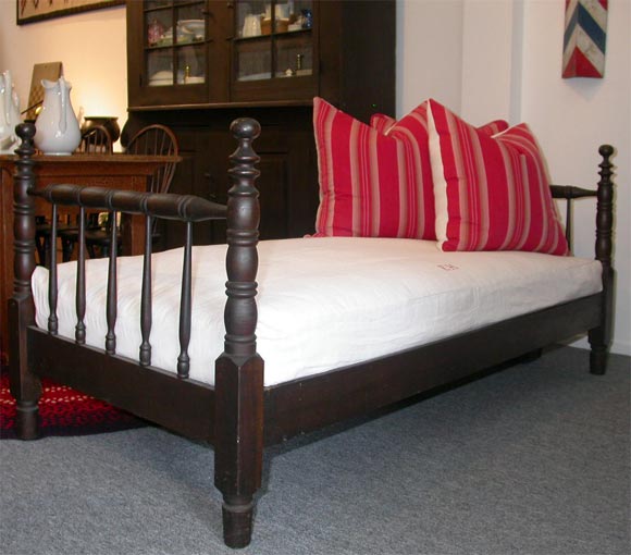 19THC  DAY BED WITH  GREAT TURNED SPINDLES
