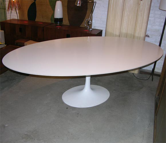 Eero Saarinen Oval dining table for Knoll