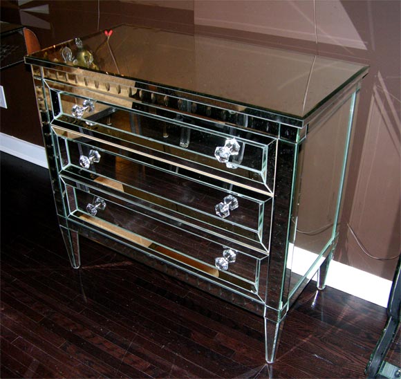 Commode moderne néoclassique à 3 tiroirs avec miroir biseauté. La personnalisation est possible dans différentes tailles, finitions et quincailleries.