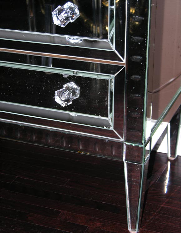 Américain Commode néoclassique moderne à 3 tiroirs et miroir biseauté de style néoclassique en vente