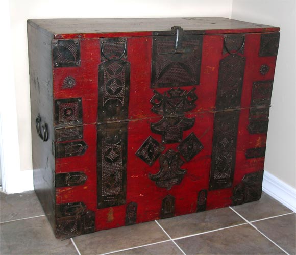 Late 19th century Qing dynasty Ningbo clothing storage trunk in the Korean style.