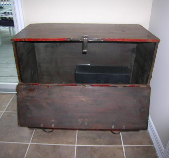 Ningbo Clothing Storage Trunk In Excellent Condition For Sale In East Hampton, NY