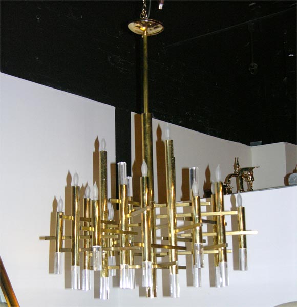 Complex brass tube composition chandelier with eighteen up lights and eighteen cylindrical Lucite accents by Gaetano Sciolari for Lightolier. Italy, circa 1970.