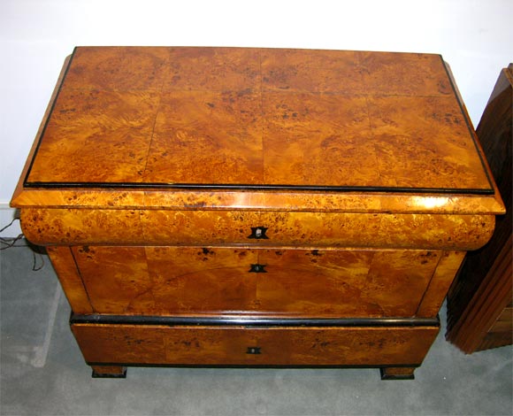 19th Century A fine Neo-Classical chest of drawers. For Sale