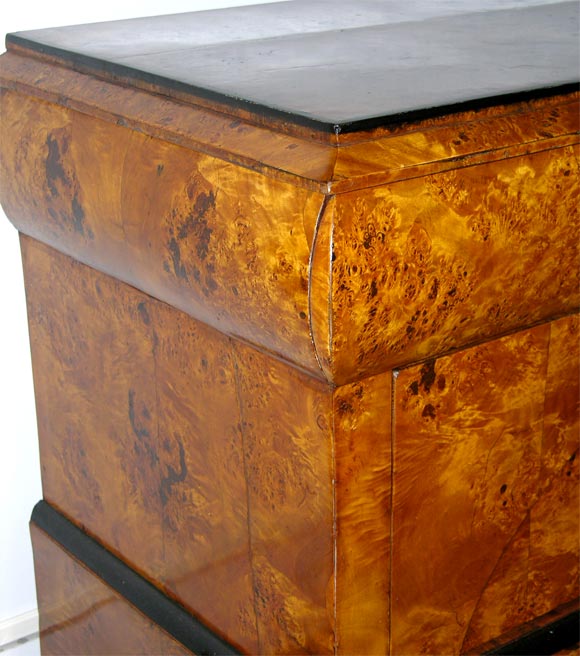 A fine Neo-Classical chest of drawers. For Sale 2