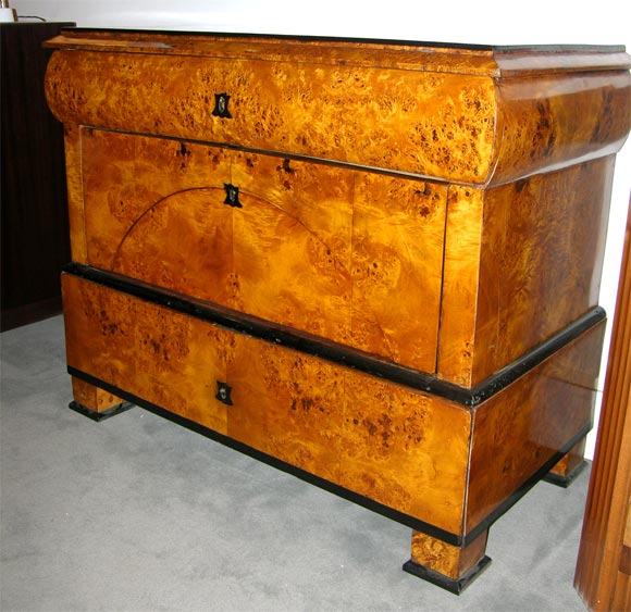 A fine Neo-Classical chest of drawers. For Sale 4