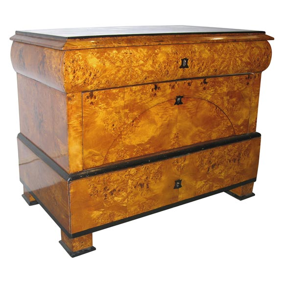 A fine Neo-Classical chest of drawers. For Sale