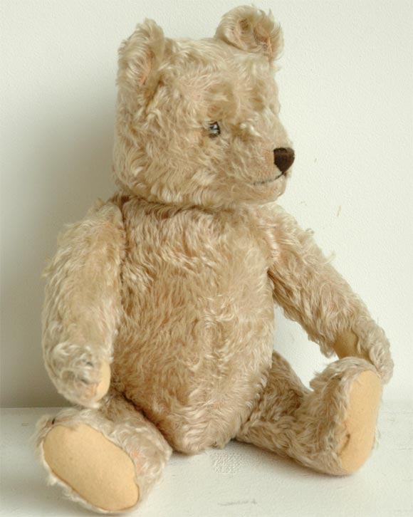 WONDERFUL WHITE STEIFF BEAR WITH ALL ORIGINAL HAIR AND PATS,ALL JOINTED ARMS,LEGS AND HEAD.THIS BEAR IS FROM THE 1940S AND IS GREAT AS FOUND CONDITION.THE EYES ARE ORIGINAL AND THE NOSE.
