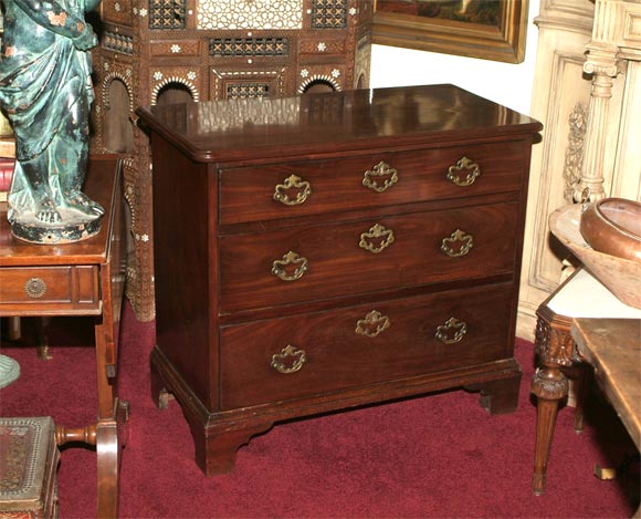 Very solidly constructed English Georgian mahogany chest of drawers. Small scale (Bachelor's chest size).