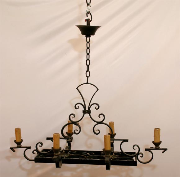 A RECTANGULAR IRON CHANDELEIR WITH 6 LIGHTS